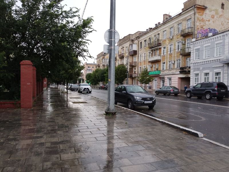 Жителям посоветовали при выходе из дома  смотреть по сторонам, наверх и под ноги
