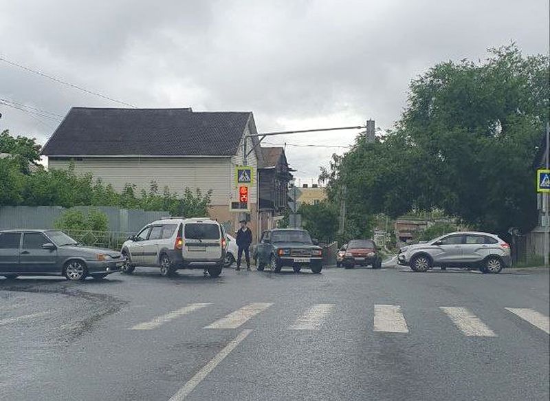 В центре Сызрани автомобилистам пришлось аккуратно маневрировать, объезжая столкнувшиеся Lada