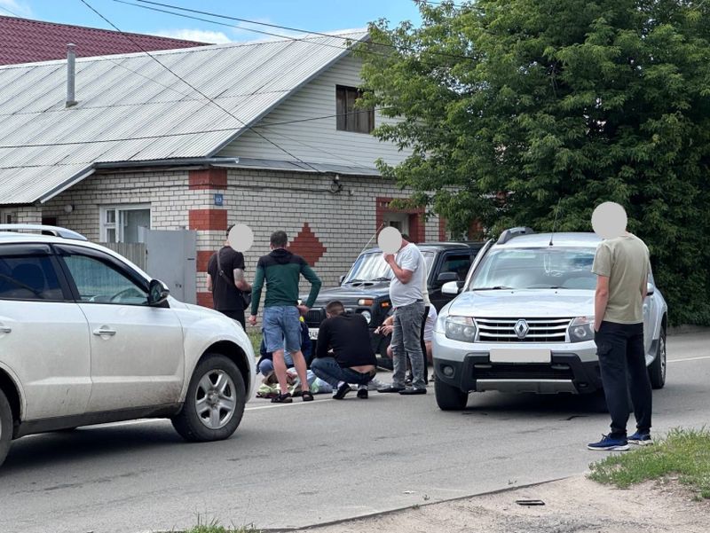 Женщина лежит на дороге - очевидцы сообщают о ДТП в Сызрани