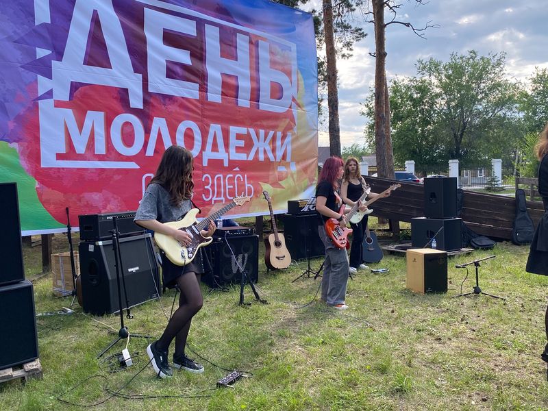 Живой музыкой, танцами, играми отметили в Сызрани День молодежи