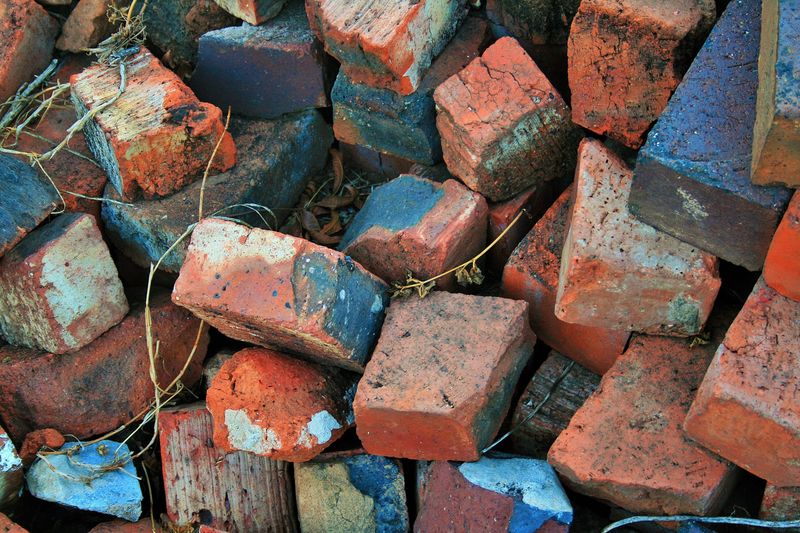 Кирпичи рухнули на мужчину в аварийном доме и сломали ему кости