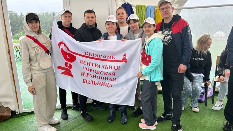 В лесу работники Сызранской больницы стреляли из лука и скатывались по тросу