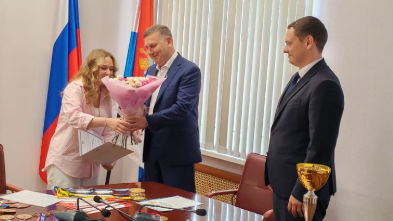 Анастасия Воробьева рассказала депутату Госдумы Андрею Трифонову о своих мировых рекордах