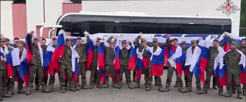 «Мы уже думали: всё...»: кто-то из военных на видео Минобороны - наш освобожденный из плена земляк