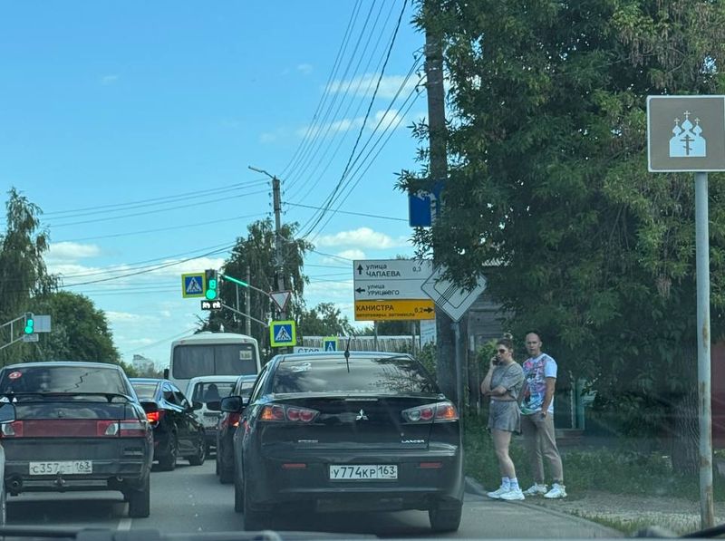 Легковушки и автобусы встали в пробку в центре Сызрани