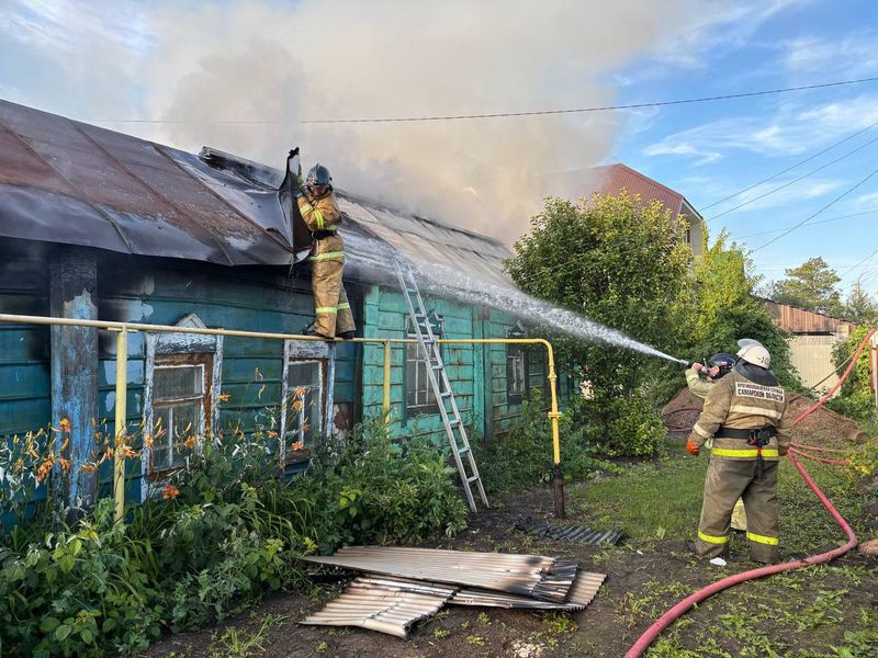 Пожилой мужчина получил травмы на пожаре, почти уничтожившем его дом