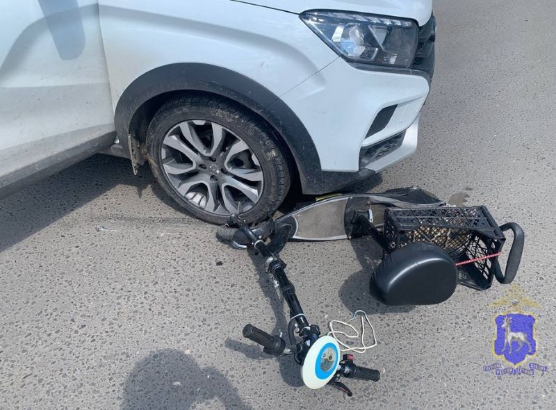 В Сызрани под колеса Lada XRAY угодила пенсионерка на мопеде