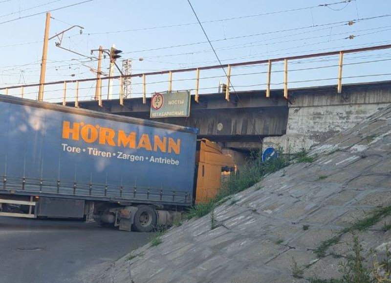 Намертво встала: на сызранской дороге «раскорячилась» многотонная фура