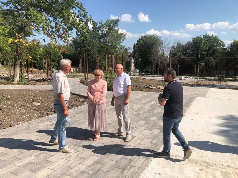 Глава Октябрьска проверила стройплощадку парка Горького - фонтан, йога-площадка и геокупол уже в работе