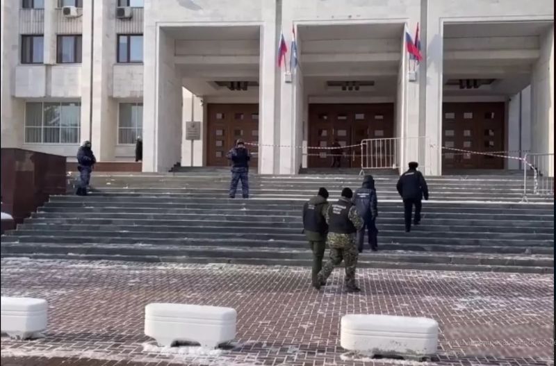 Что грозит мужчине, бросившему взрывчатку в здание правительства Самарской области
