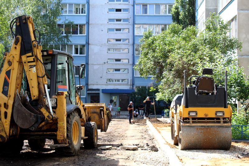Двор-счастливчик на Монгоре преображается на глазах
