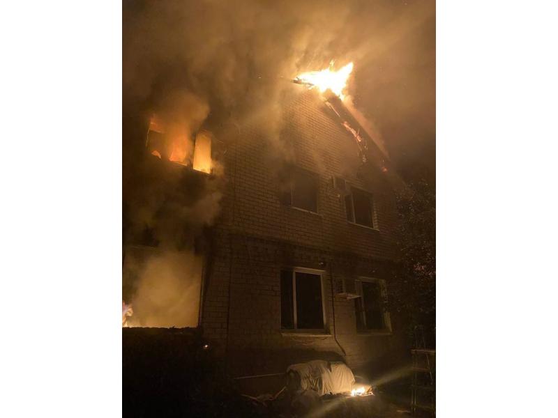 Пламя било из окон: ночью в горящем доме погиб мужчина