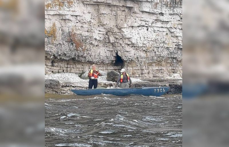 Байдарку отшвырнуло к скале: шесть человек решили «попрощаться с летом» во время шторма на Волге
