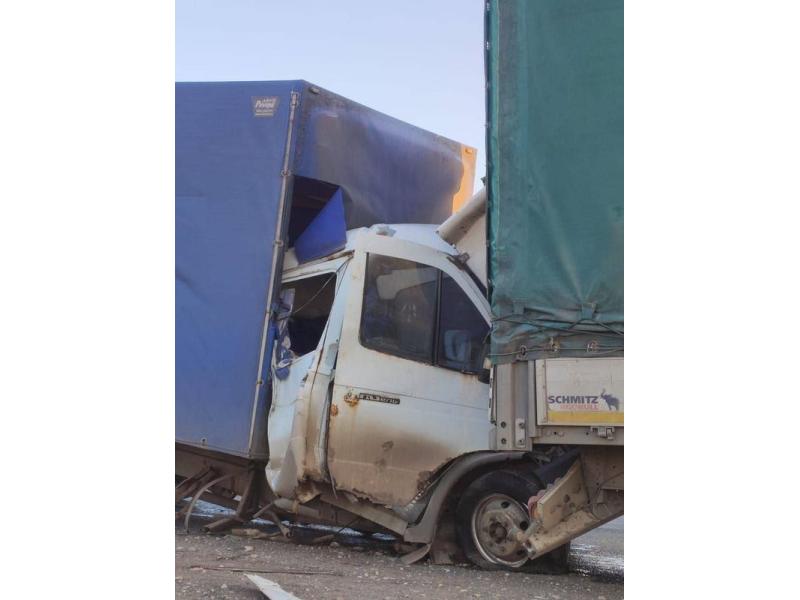 Водитель жив: на «демидовском» перекрестке под Сызранью жестко столкнулись грузовики