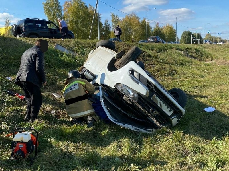 Человек погиб в вылетевшем с дороги автомобиле - на месте работают экстренные службы