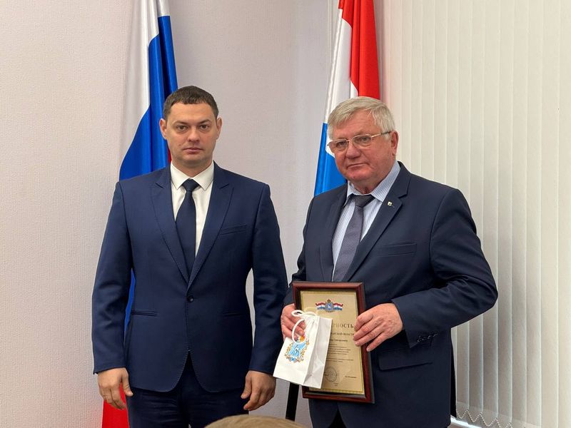 Благодарность губернатора передана Виктору Уколову - и в прошлом, и в настоящем боевого летчика и экс-руководителя СВВАУЛ немало славных событий