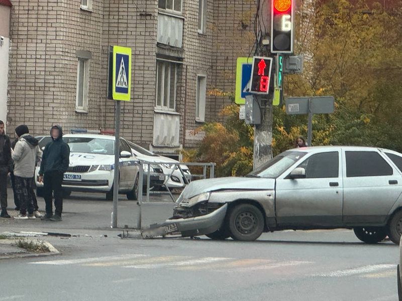 Столкнувшиеся легковушки мешают проезду транспорта в центре Сызрани