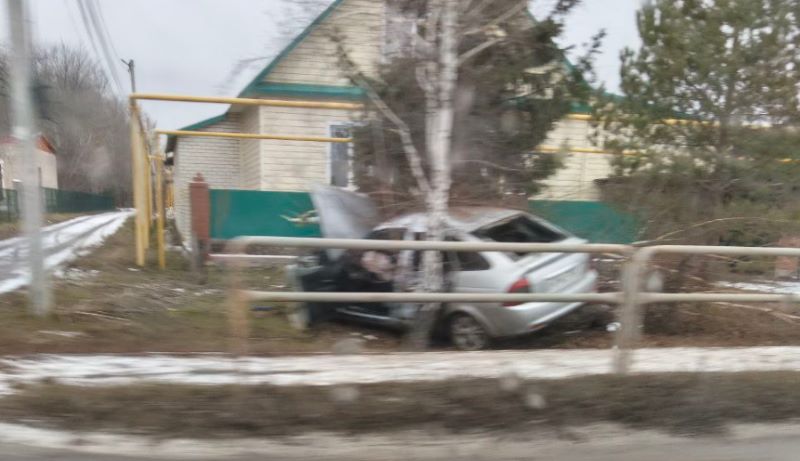 Сотрудники экстренной службы прибыли к влетевшей в деревья легковушке