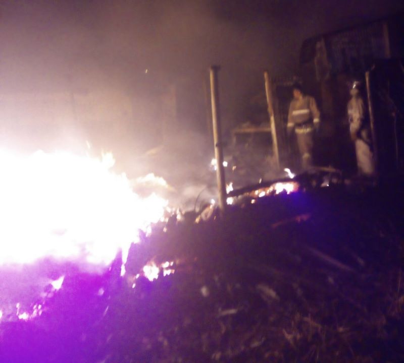 Ночью в селе под Сызранью пожар уничтожил добротный дом: сотрудники пожарно-спасательных частей больше 10 часов работают на месте происшествия