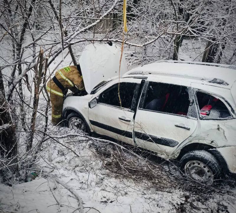 Раненых достали из опрокинувшейся Granta и срочно доставили в больницу