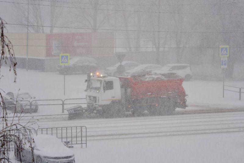 На дорогах Сызрани работает снегоуборочная техника